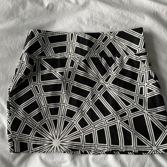 Chic B&W miniskirt w/ geometric pattern + gorgeous back gold zipper - Picture 1 of 4